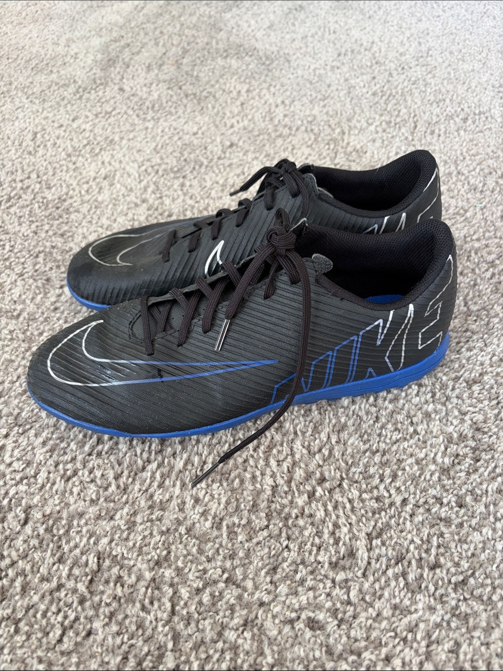 Nike Men’s Black and Blue Indoor Training Shoes